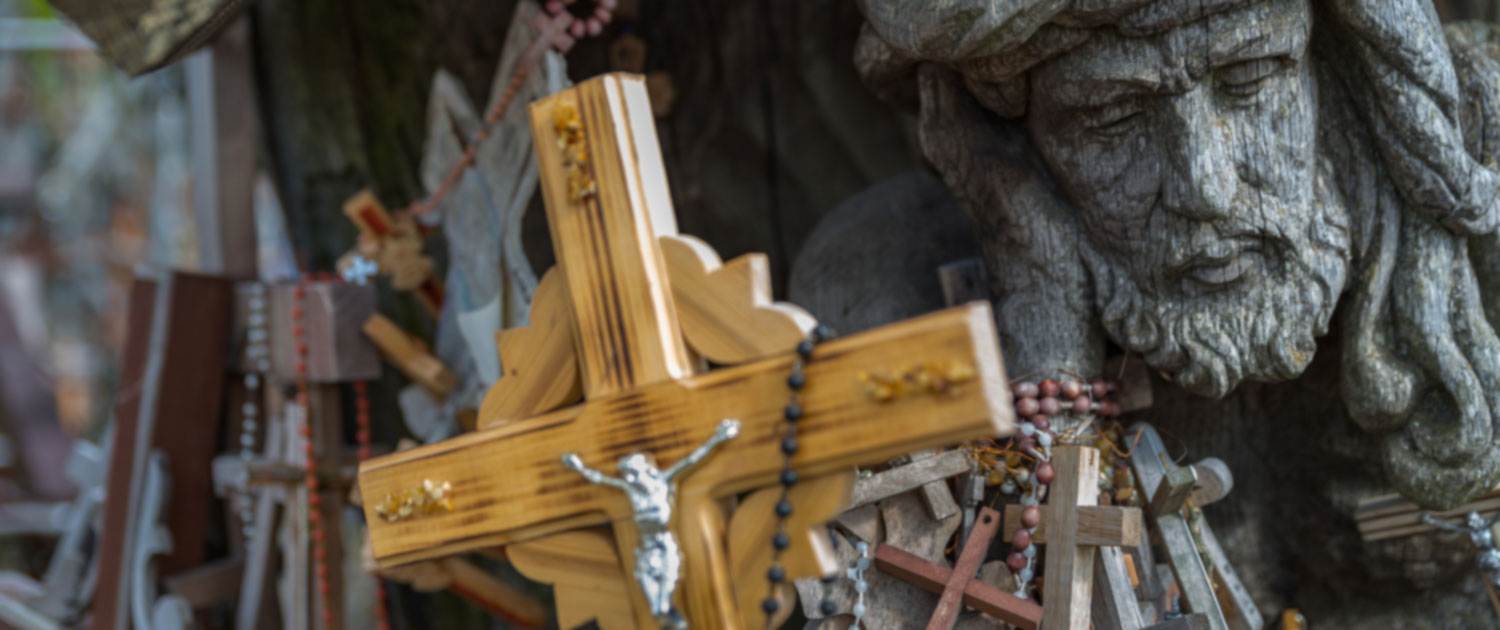 Mannshohe Holzfigur Jesus_Robert-Rutoed_Berg-der-Kreuze