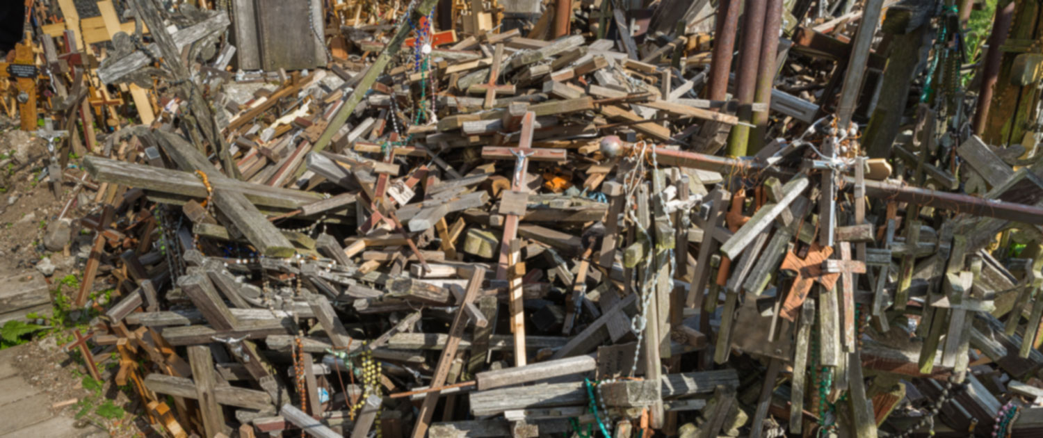 Unnzählige Kreuze säumen den Weg_Robert-Rutoed_Berg-der-Kreuze