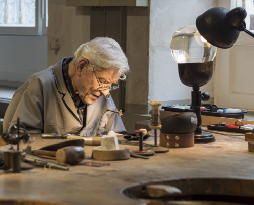 Goldschmied am Arbeitsplatz_Harald Spies_Schmuckmuseum Pforzheim Goldschmied am Arbeitsplatz_Harald Spies_Schmuckmuseum Pforzheim