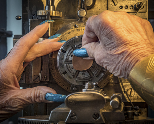 Hände der Gouillocheurin_Harald Spies_Schmuckmuseum Pforzheim Hände der Gouillocheurin_Harald Spies_Schmuckmuseum Pforzheim