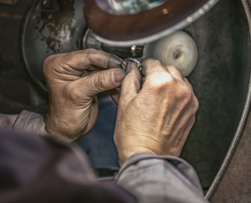 Hände der Politeuse_Harald Spies_Schmuckmuseum Pforzheim Hände der Politeuse_Harald Spies_Schmuckmuseum Pforzheim