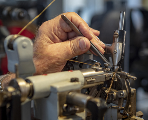 Hand des Kettenmachers_Harald Spies_Schmuckmuseum Pforzheim Hand des Kettenmachers_Harald Spies_Schmuckmuseum Pforzheim