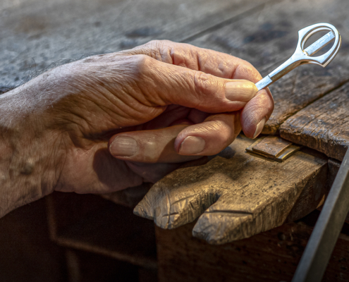 Hand und Werkstück des Goldschmiedes_Harald Spies_Schmuckmuseum Pforzheim Hand und Werkstück des Goldschmiedes_Harald Spies_Schmuckmuseum Pforzheim