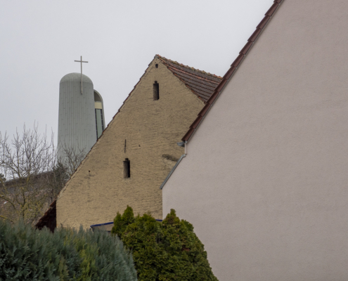 Der Kirchturm vom Ort aus gesehen_Harald Spies_Beton Brut in Bilfingen