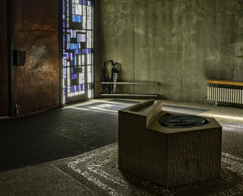 Eingangsbereich mit Taufbecken_Harald Spies_Beton Brut in Bilfingen