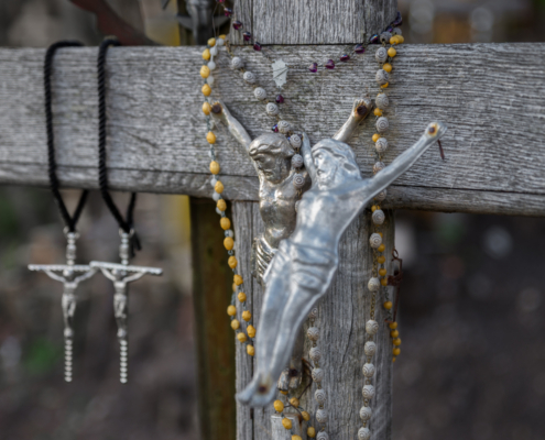Kreuz mit doppelter Christus Figur aus Metallguss